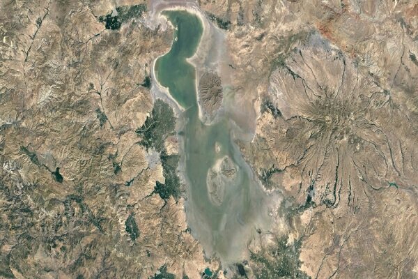 کاهش ۶۱سانتی متری تراز دریاچه ارومیه/طوفان های نمکی در راه است